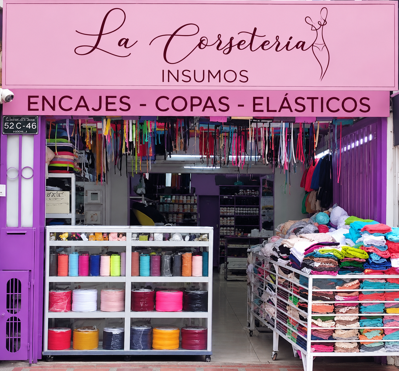 Fachada de La Corsetería, local de insumos con encajes, elásticos y copas a la vista